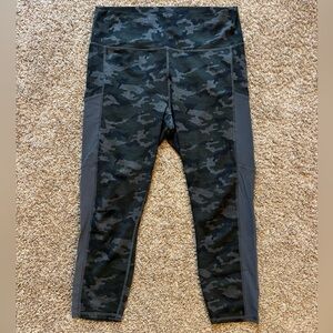 Fabletics Women’s Cropped Camo Performance Yoga Pants Size XL